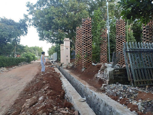 Hàng rào của gia đình ông Nguyễn Văn Vừa đã được di dời vào trong, tạo mặt bằng thi công con đường số 25 theo đúng thiết kế chiều rộng 7m. Ảnh: TRÚC GIANG