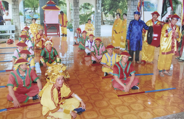 Diễn xướng nghệ thuật hát bả trạo của Đội chèo bả trạo Dinh Cô  (TT. Long Hải, huyện Long Điền) tại Lễ hội Dinh Cô-Long Hải năm 2019. 