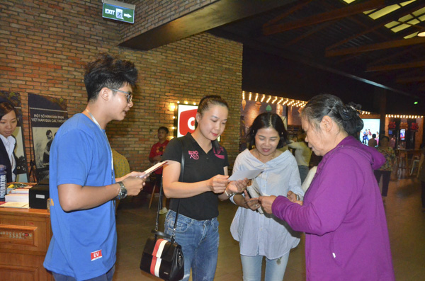 Khán giả nhận vé xem phim “Trạng Quỳnh” được chiếu miễn phí tại rạp CGV Lam Sơn Square (09, Lê Lợi, TP.Vũng Tàu) chiều 26/11. Ảnh: CẨM NHUNG