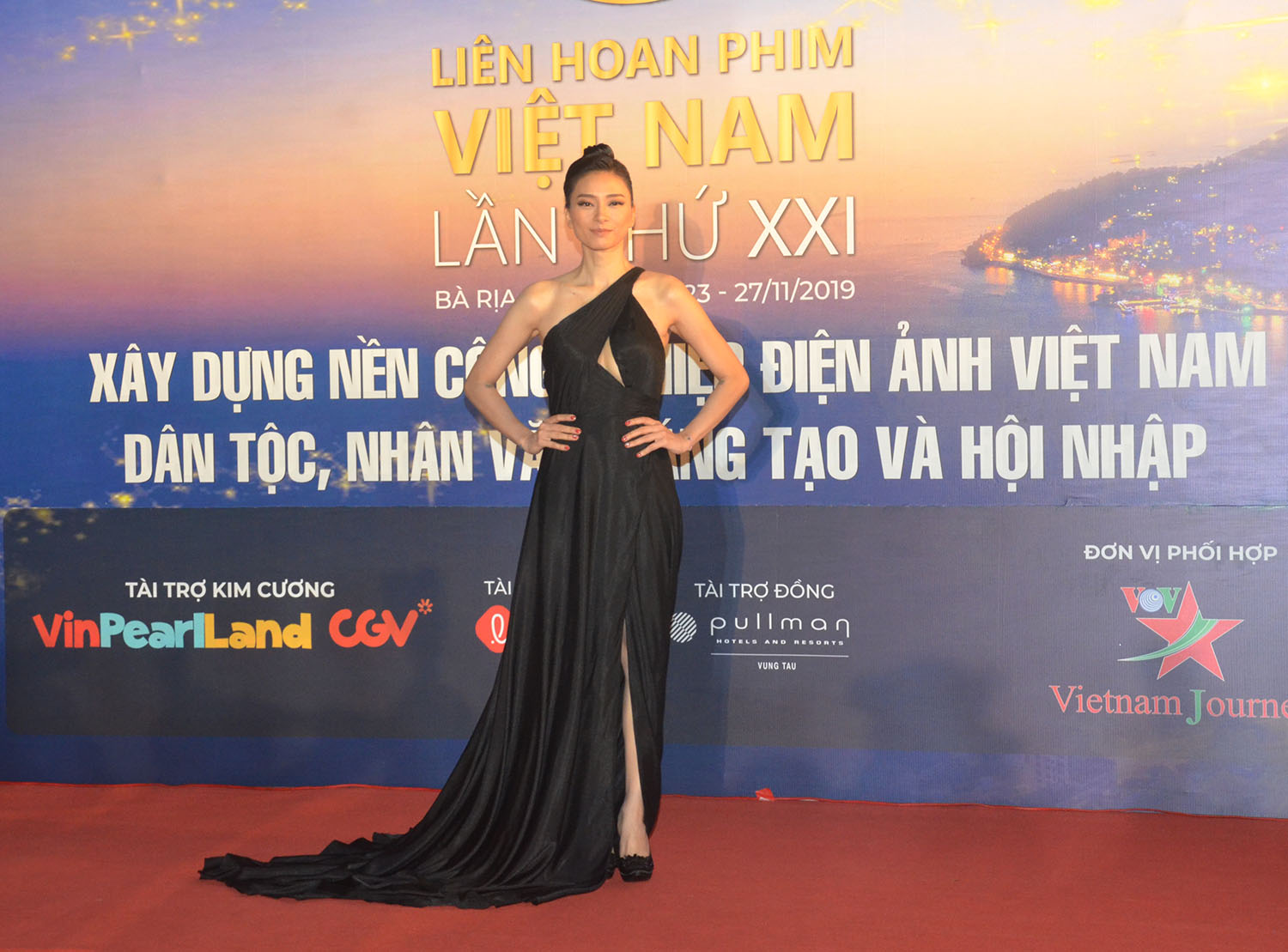 Diễn viên, nhà sản xuất Ngô Thanh Vân tham dự chương trình bế mạc. Cô là diễn viên chính và là nhà sản xuất phim Hai Phượng. Bộ phim đạt doanh thu trên 200 tỷ đồng, tranh giải ở hạng mục Phim truyện.