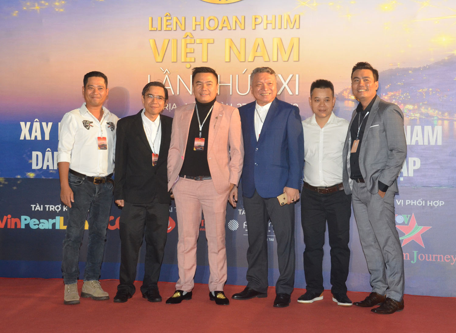 Đoàn làm phim Cua lại vợ bầu. Bộ phim Việt có doanh thu nội địa cao nhất từ trước đến nay với 190 tỷ đồng.
