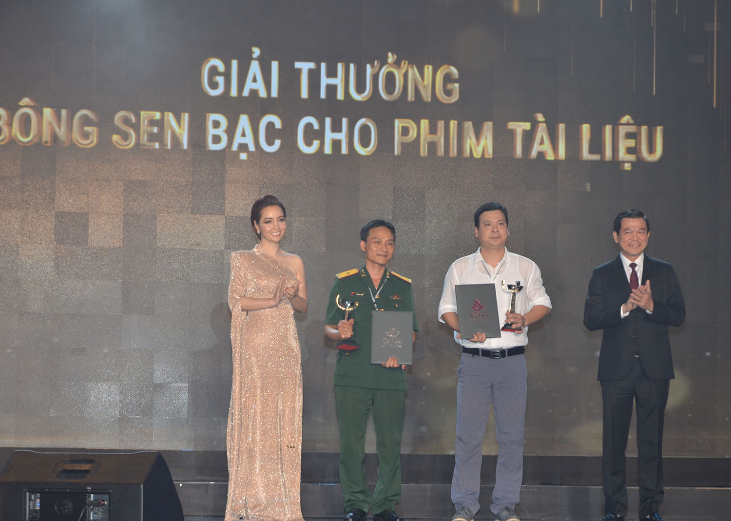 Ông Nguyễn Hồng Lĩnh, Ủy viên Trung ương Đảng, Bí thư Tỉnh ủy, Chủ tịch HĐND tỉnh và diễn viên, nhà sản xuất Mai Thu Huyền trao giải Bông sen bạc cho hạng mục phim tài liệu.  
