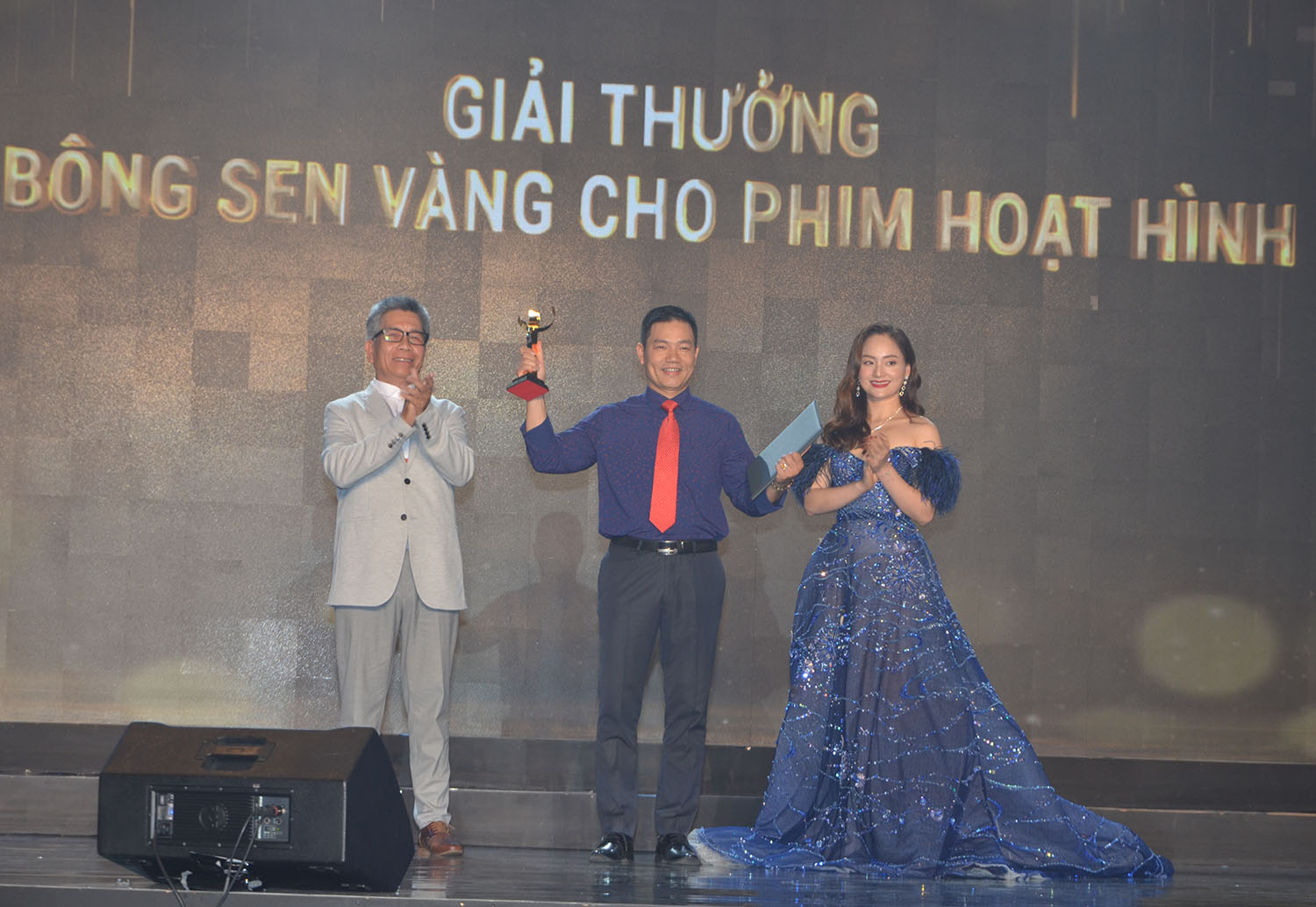NSND Minh Trí và diễn viên Lan Phương trao giải Bông sen vàng cho hạng mục phim hoạt hình.  