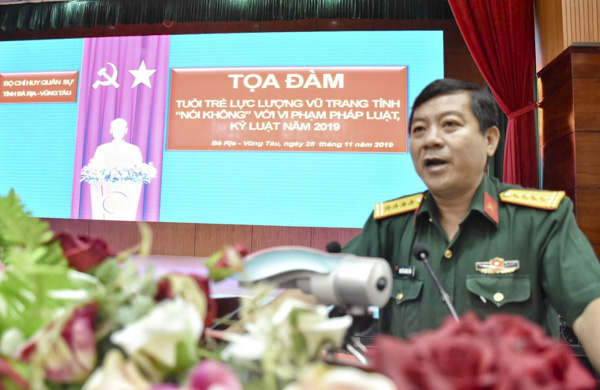 Đại tá Nguyễn Hoàng Tấn, Phó Chính ủy Bộ CHQS tỉnh, chủ trì buổi tọa đàm, phát biểu gợi ý thảo luận cho cán bộ, sĩ quan trẻ.
