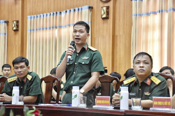 Đại úy Nguyễn Văn Hùng, Bí thư Đoàn cơ sở Ban CHQS huyện Côn Đảo phát biểu về việc duy trì chấp hành kỷ luật của cán bộ, sĩ quan trẻ.