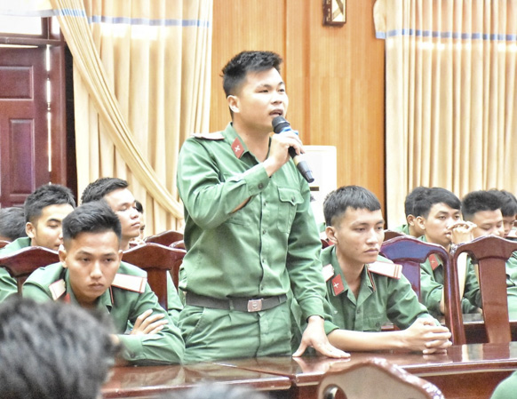 Chiến sĩ Đoàn Minh Tuấn, Trung đội vệ binh - Phòng Tham mưu (Bộ CHQS tỉnh) phát biểu về việc sử dụng điện thoại sai mục đích của một số cán bộ, sĩ quan trẻ.