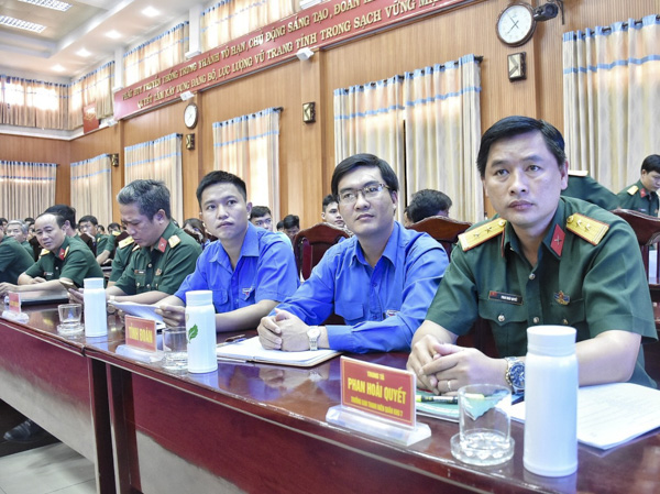 Trung Tá Phan Hoài Quyết, Trưởng Ban thanh niên Quân khu 7 (bìa phải); anh Nguyễn Văn Tuân (thứ 2 từ phải qua), Phó Bí thư Tỉnh Đoàn tham dự buổi tọa đàm.