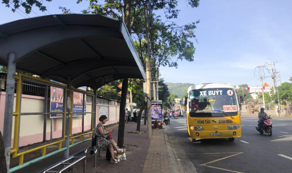 Điểm dừng xe buýt có nhà chờ trên đường 30/4, phường 9, TP.Vũng Tàu.