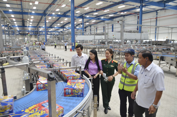 Các báo cáo viên tham quan quy trình sản xuất tại Công ty TNHH nhà máy bia Heineken Việt Nam - Vũng Tàu.