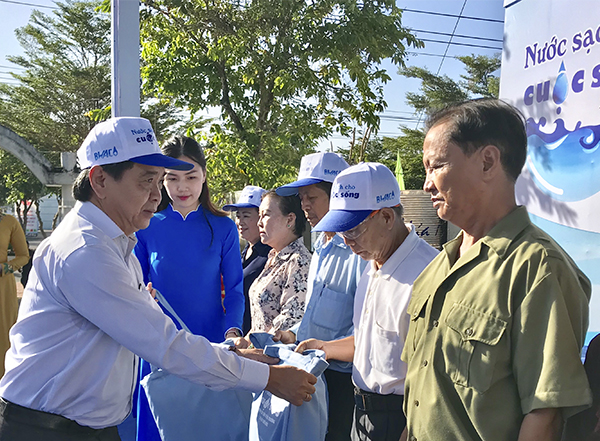 Ông Lê Tuấn Quốc, Phó Chủ tịch UBND tỉnh phát túi thân thiện môi trường cho các hộ dân sống gần các hồ chứa nước.