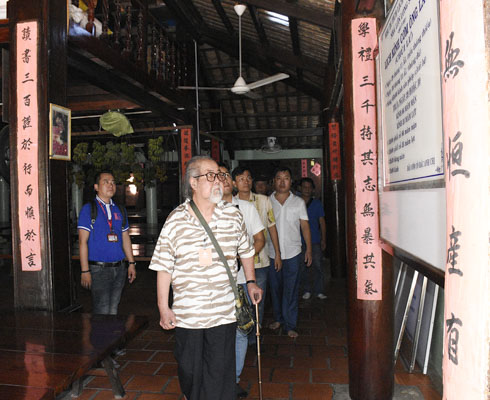 Các nghệ sĩ, nhà làm phim tham quan Nhà Lớn - Long Sơn. Ảnh: ĐĂNG KHOA