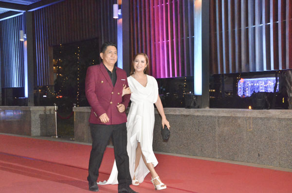 Diễn viên Thanh Thúy cùng chồng - đạo diễn Đức Thịnh trên thảm đỏ LHP Việt Nam lần thứ 21. Ảnh: CẨM NHUNG