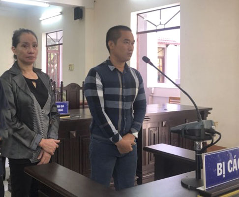 Mẹ con bị cáo Lê Thị Kim Chi và Nguyễn Hữu Tuấn Anh bị xét xử về tội “Mua bán trái phép chất ma túy” tại phiên tòa ngày 15/11.
