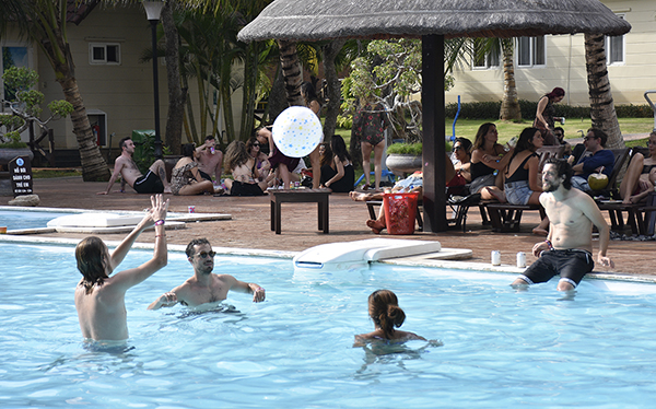 Du khách nước ngoài giải trí tại Hương Phong-Hồ Cốc Beach Resort