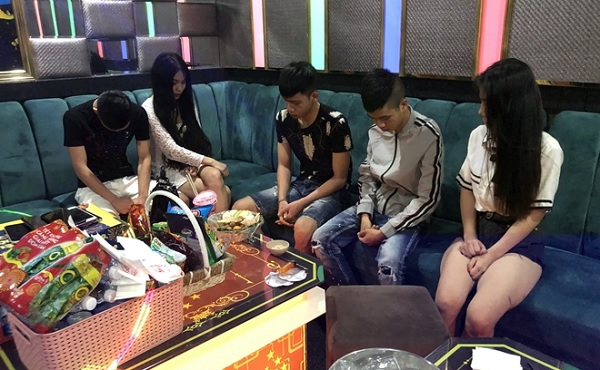 Các đối tượng sử dụng trái phép chất ma túy tại quán karaoke LASVEGAS bị phát hiện.