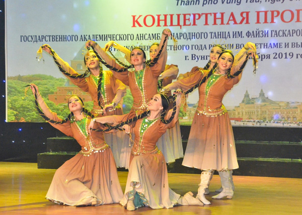 Vẻ đẹp yêu kiều của thiếu nữ Nga được thể hiện qua tiết mục Bản vũ điệu “hoa kurai nở”.