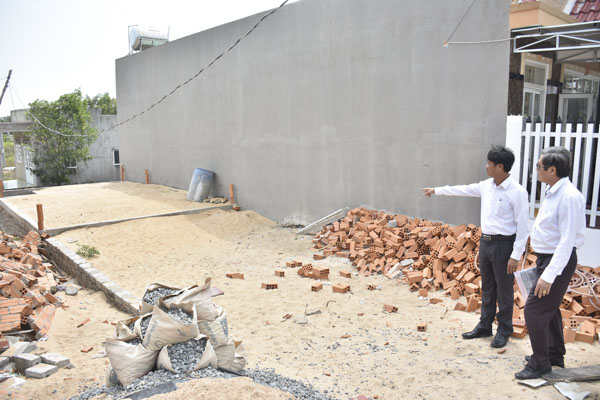 Một trường hợp lấn chiếm đất công, xây dựng công trình trái phép  tại khu vực Dốc Lết - chùa Cây Da thuộc ấp Bình Trung, xã Bình Châu.