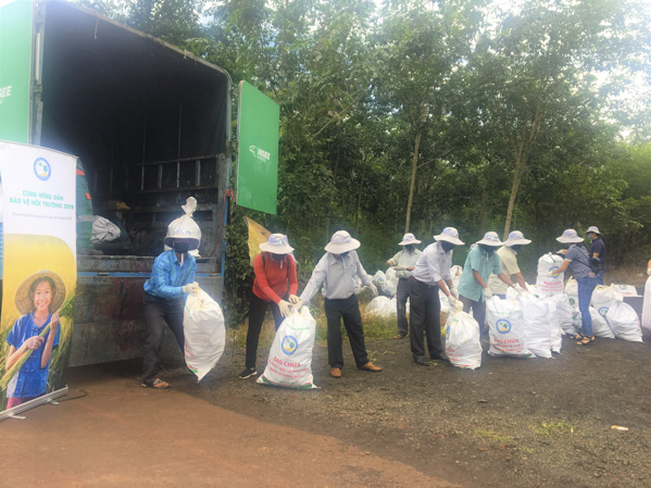 Chính quyền địa phương cùng nông dân thu gom vỏ thuốc BVTV trên địa bàn xã Hòa Hiệp (huyện Xuyên Mộc) trong tháng 6/2019.