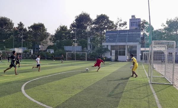 Một phần diện tích trong khuôn viên của Trung tâm TDTT tỉnh đang được cho thuê làm sân bóng đá mini.
