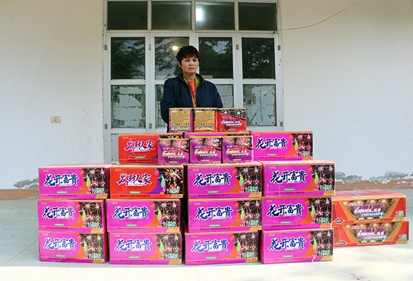 Đối tượng Ngô Thị Biên cùng tang vật.