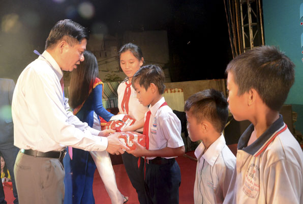 Ông Trần Văn Tuấn, Phó Chủ tịch UBND tỉnh tặng quà cho các HS nghèo hiếu học TP. Bà Rịa.