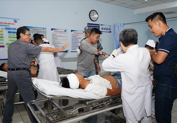 Hình ảnh diễn tập trong lúc các bác sĩ thăm, khám thì các đối tượng la hét, đe dọa.