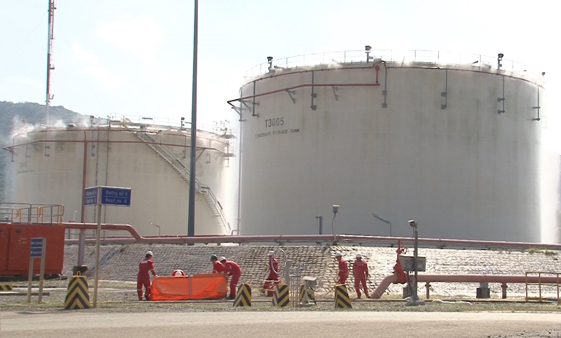 Lực lượng PCCC của tỉnh và Nhà máy sẵn sàng ứng phó sự cố tràn dầu.