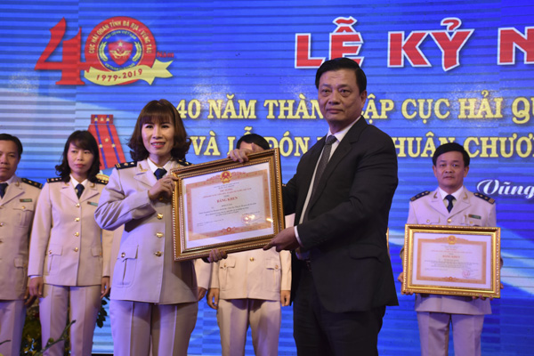 Ông Nguyễn Thành Long, Quyền Chủ tịch UBND tỉnh trao Bằng khen của Thủ tướng Chính phủ cho các cá nhân đã có thành tích xuất sắc.