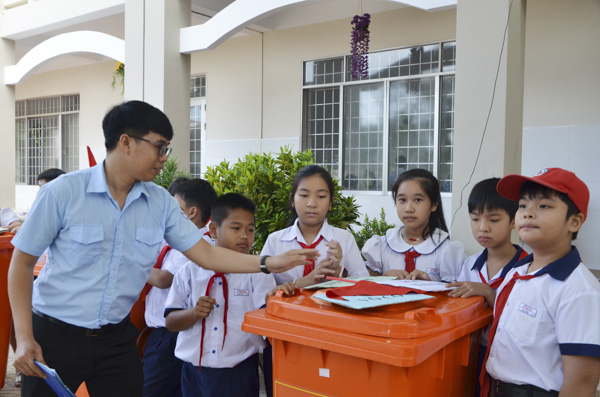 Thầy Phạm Văn Phúc hướng dân HS phân loại rác, giảm thải rác nhựa  thông qua trò “chơi mà học”.