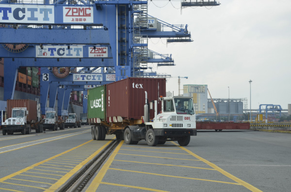 Xếp dỡ hàng container tại Cảng TCIT.