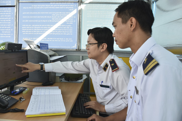 Nhân viên Cảng vụ số 1 - Cảng vụ ĐTNĐ tỉnh theo dõi phương tiện lưu thông trên các luồng, tuyến qua phần mềm quản lý ĐTNĐ.