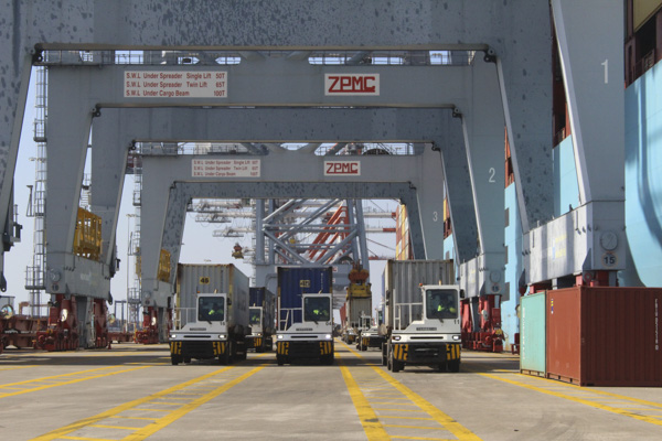 Bốc dỡ hàng xuất nhập khẩu tại Cảng CMIT.