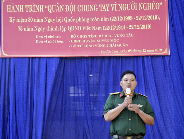 Đại úy Nguyễn Thế Thắng, Trợ lý Tuyên huấn Bộ CHQS tỉnh thông tin về tình hình quân sự - quốc phòng năm 2019 trên địa bàn xã Phước Tân.