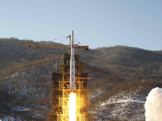 Tên lửa đẩy Unha-3 rời khỏi bệ phóng trong một cuộc thử nghiệm tại bãi thử Sohae thuộc tỉnh Dongchang-ri của Triều Tiên tháng 12/2012. 