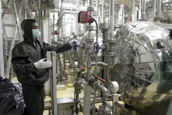 Nhân viên kỹ thuật Iran làm việc tại cơ sở làm giàu urani Isfahan, cách thủ đô Tehran 420km về phía Nam. 