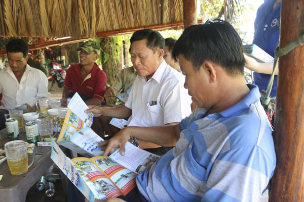 Người dân sống gần hồ chứa nước Bờ Hồ (huyện Xuyên Mộc) xem các nội dung tuyên truyền BVMT hồ chứa nước.