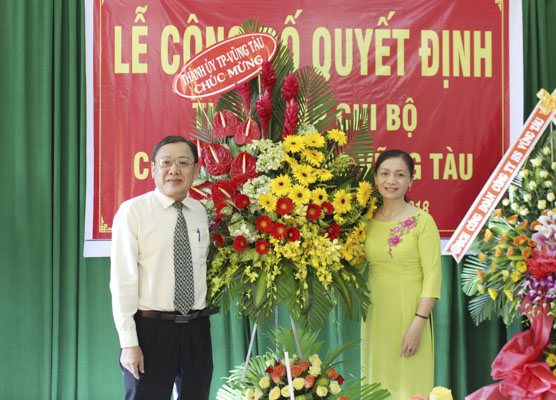 Ông Nguyễn Đăng Minh, Phó Bí thư Thường trực Thành ủy Vũng Tàu tặng hoa chúc mừng nhân dịp thành lập Chi bộ Công ty TNHH HS Vũng Tàu. 