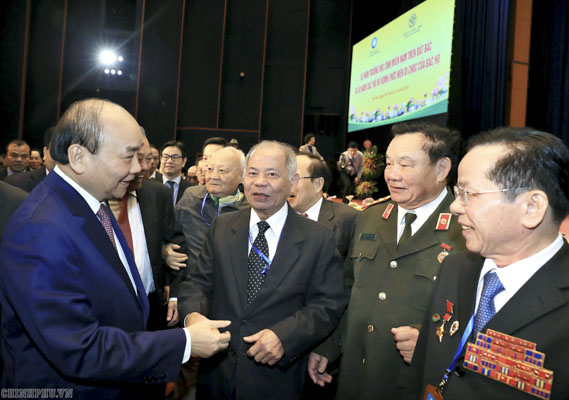 Thủ tướng Nguyễn Xuân Phúc cùng các đại biểu dự lễ kỷ niệm.