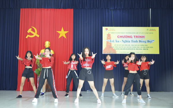 Nhóm SDG Crew trong một chương trình biểu diễn tại huyện Long Điền.