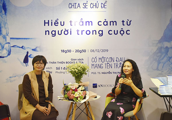 PGS.TS Nguyễn Thị Phương Hoa (bên phải) giao lưu, giải đáp thắc mắc của độc giả. 