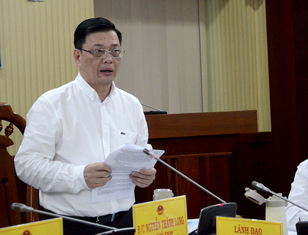 Ông Nguyễn Thành Long, Quyền Chủ tịch UBND tỉnh báo cáo tình hình thực hiện nhiệm vụ tài chính - ngân sách tỉnh năm 2019, dự toán thu, chi ngân sách năm 2020 và cả giai đoạn 2016-2020. 