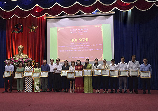 Ban Tổ chức cuộc thi trao giấy khen cho các tập thể, cá nhân đoạt giải.