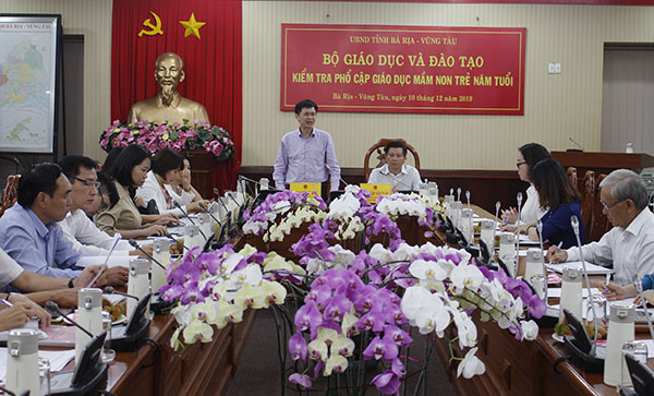 Ông Nguyễn Bá Minh, Vụ trưởng Vụ Giáo dục mầm non (Bộ GD-ĐT) phát biểu tại buổi làm việc.