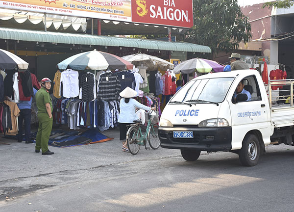 Lực lượng công an phường Thắng Tam, TP. Vũng Tàu xử lý một hộ bán quần áo lấn chiếm vỉa hè.