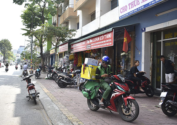 Vỉa hè đường Lê Quý Đôn,  TP. Bà Rịa bị hộ kinh doanh lấn chiếm làm chỗ đậu xe máy.  
