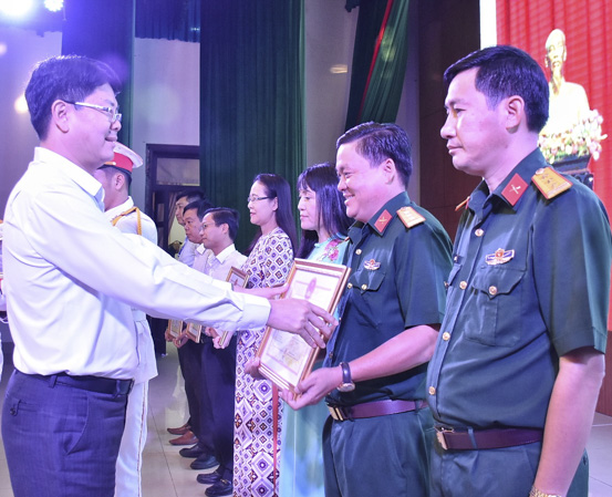 Ông Nguyễn Thanh Tịnh, Phó Chủ tịch UBND tỉnh tặng Bằng khen cho các tập thể và cá nhân có thành tích xuất sắc trong 10 năm xây dựng nền quốc phòng toàn dân giai đoạn 2009 - 2019.