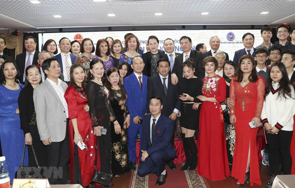 Chủ tịch Quốc hội Nguyễn Thị Kim Ngân với cộng đồng người Việt Nam tại buổi gặp gỡ.
