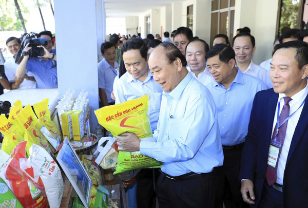  Thủ tướng Nguyễn Xuân Phúc và các đại biểu tham quan các gian hàng giới thiệu  sản phẩm tại buổi đối thoại. 