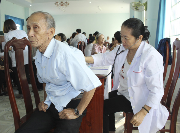 Bác sĩ của Trung tâm Y tế TP.Vũng Tàu khám bệnh và tư vấn sức khỏe cho người nghèo phường Rạch Dừa (TP.Vũng Tàu).