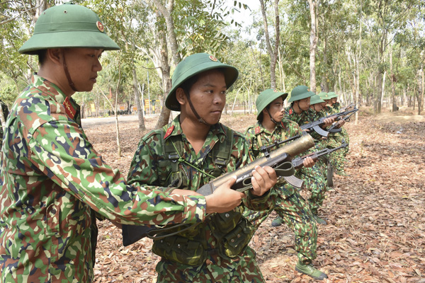 Huấn luyện chiến sĩ trẻ sử dụng súng tiểu liên sẵn sàng chiến đấu.